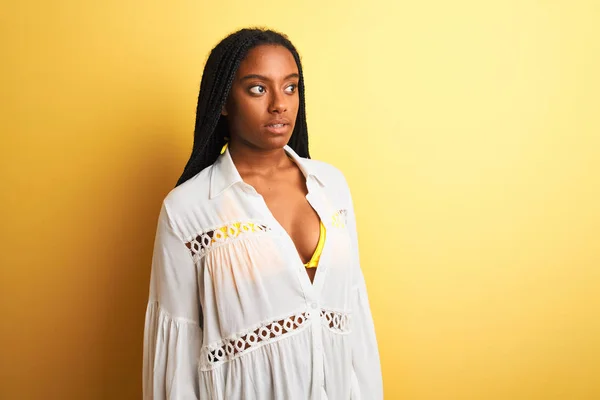 Kot Gömlek Giyen Genç Afro Amerikalı Kadın Izole Edilmiş Sarı — Stok fotoğraf