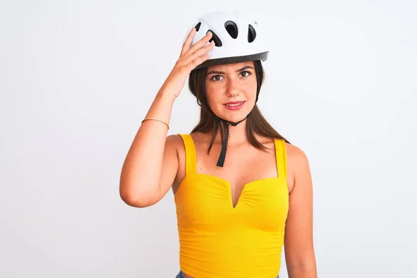 年轻美丽的骑自行车的女孩戴着自行车头盔 站在孤立的白色背景之上 双手抵着头 满脸羞愧和惊奇 愤怒和沮丧 恐惧和因错误而烦恼 — 图库照片