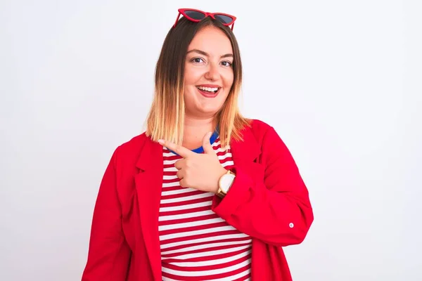 Jovem Mulher Bonita Vestindo Camiseta Listrada Jaqueta Sobre Fundo Branco — Fotografia de Stock