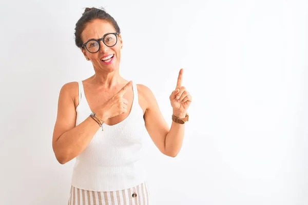 Medelålders Kvinna Bär Casual Shirt Och Glasögon Står Över Isolerade — Stockfoto