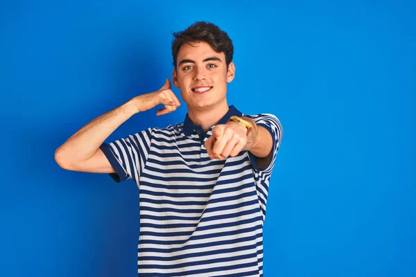 Tiener Jongen Draagt Casual Shirt Staan Blauw Geïsoleerde Achtergrond Lachend — Stockfoto