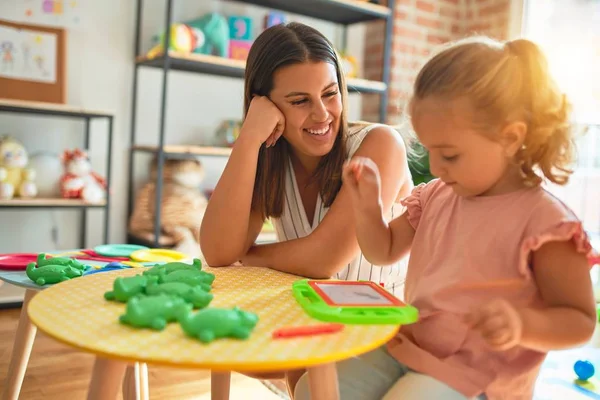 Schöne Lehrerin Und Blonde Studentin Kleinkind Mädchen Zeichnen Mit Digitaler — Stockfoto