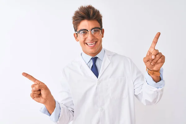 Joven Cientista Guapo Con Gafas Abrigo Sobre Fondo Blanco Aislado — Foto de Stock