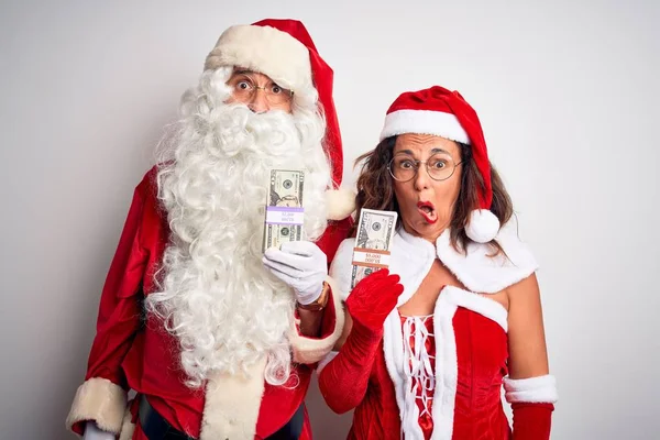 Casal Sênior Vestindo Traje Papai Noel Segurando Dólares Sobre Fundo — Fotografia de Stock