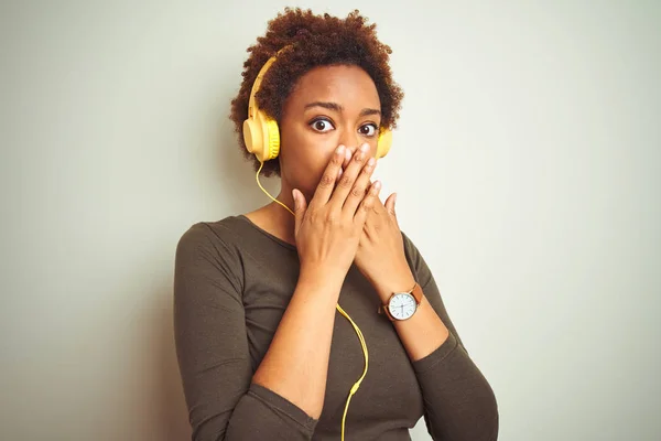 Donna Afroamericana Che Indossa Cuffie Ascoltando Musica Sfondo Isolato Scioccato — Foto Stock