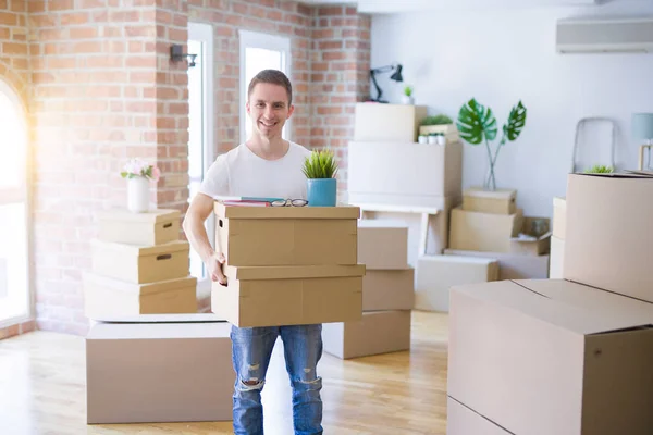 Homme Avec Des Boîtes Déménageant Dans Une Nouvelle Maison — Photo