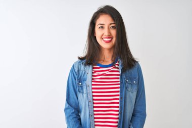İzole edilmiş beyaz arka plan üzerinde çizgili tişört ve kot gömlek giyen genç Çinli bir kadın. Mutlu ve havalı bir gülümsemesi var. Şanslı kişi..