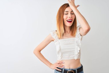 Izole beyaz arka plan üzerinde duran rahat t-shirt giyen güzel kızıl saçlı kadın hata için kafasına el ile şaşırttı, hata hatırlıyorum. Unuttum, kötü bellek kavramı.