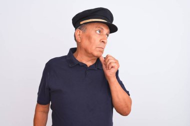 Siyah polo giyen yaşlı gri saçlı bir adam ve izole edilmiş beyaz arka planda Kaptan şapkası, elleri çenesinde soru soran, düşünceli bir ifade. Düşünceli bir yüzle gülümsüyor. Şüphe kavramı.