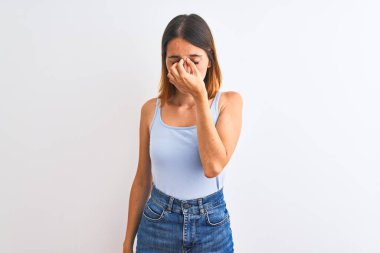 Güzel kızıl saçlı kadın arka planda dikiliyor yorgun burnu ve gözleri ovuşturuyor yorgunluk ve baş ağrısı hissediyor. Stres ve hüsran kavramı.