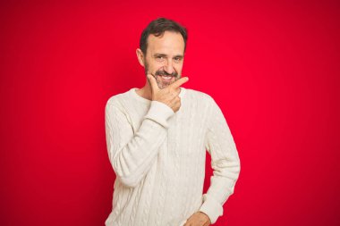 Yakışıklı, orta yaşlı, gri saçlı, soyutlanmış, kırmızı arka planda yaşayan kolları çapraz ve çenesi havada kameraya gülümseyen bir adam. Olumlu düşünüyorum..