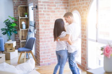 Karton kutular etrafında yeni evde dans genç güzel çift