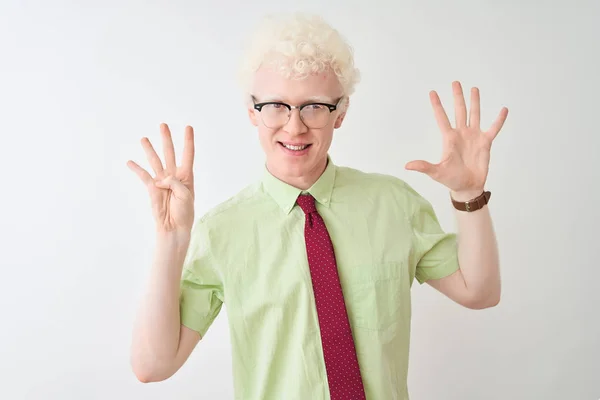 Genç Albino Işadamı Gömlek Kravat Giyerek Izole Edilmiş Beyaz Arka — Stok fotoğraf