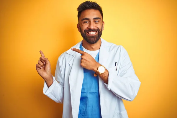 Junger Indischer Arzt Steht Lächelnd Vor Isoliertem Gelben Hintergrund Und — Stockfoto