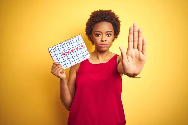 Jonge Afro Amerikaanse Vrouw Met Menstruatiekalender Geïsoleerde Gele Achtergrond Met — Stockfoto