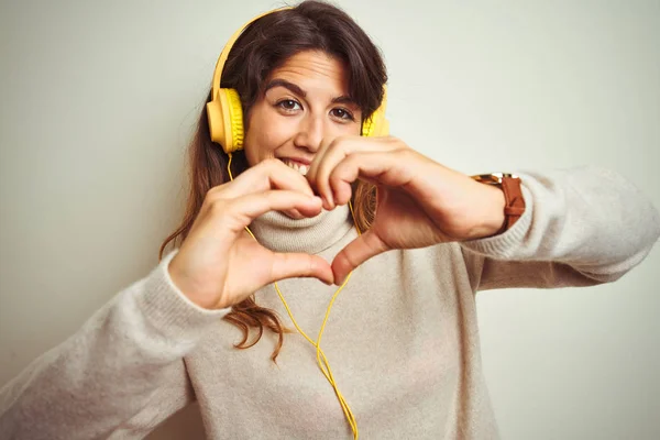 Joven Hermosa Mujer Escuchando Música Usando Auriculares Sobre Fondo Blanco —  Fotos de Stock