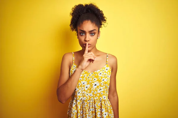Mujer Afroamericana Vistiendo Vestido Floral Casual Pie Sobre Fondo Amarillo —  Fotos de Stock