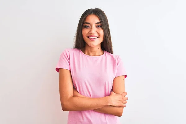 분홍색 티셔츠를 고립된 얼굴로 웃으며 카메라를 아름다운 여성이다 긍정적 — 스톡 사진