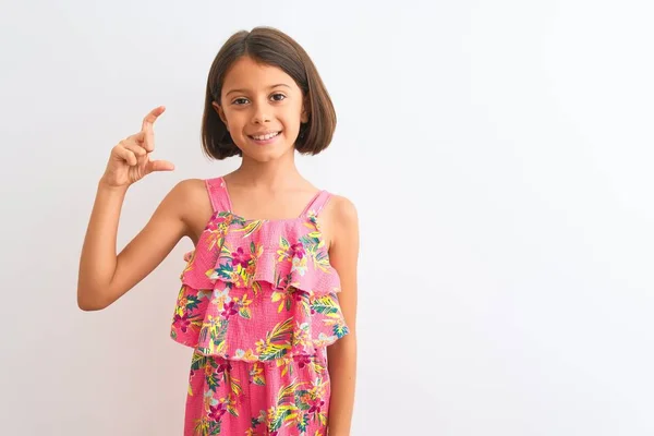 Joven Niña Hermosa Vistiendo Vestido Floral Rosa Pie Sobre Fondo —  Fotos de Stock