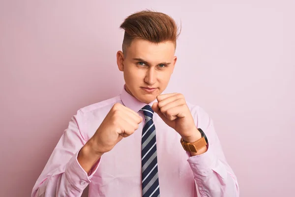 Jovem Homem Negócios Bonito Vestindo Camisa Gravata Sobre Fundo Rosa — Fotografia de Stock