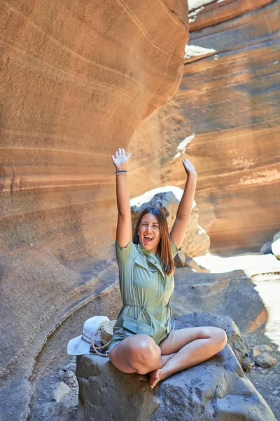 若いですBeautuflhiker女性トレッキング自然オレンジ山と腕を上げお祝い夏休み — ストック写真