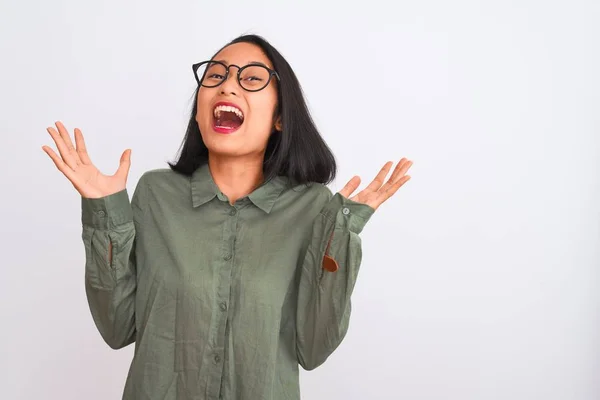 Jonge Chinese Vrouw Draagt Groene Shirt Bril Geïsoleerde Witte Achtergrond — Stockfoto