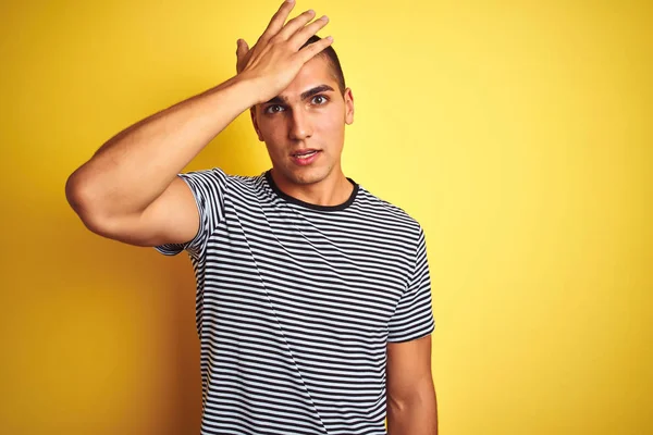 Joven Hombre Guapo Con Camiseta Rayas Sobre Fondo Aislado Amarillo —  Fotos de Stock