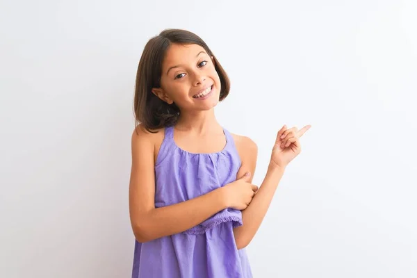 Молода Красива Дівчина Фіолетовій Повсякденній Сукні Стоїть Над Ізольованим Білим — стокове фото