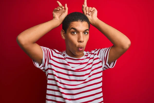 Ung Stilig Arabisk Man Bär Randig Shirt Över Isolerad Röd — Stockfoto