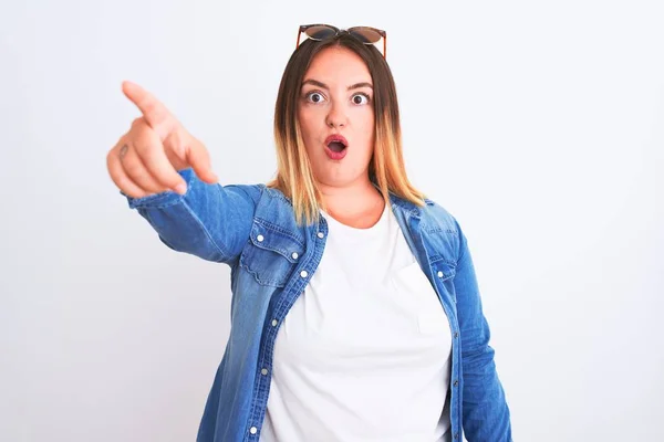 Mulher Bonita Vestindo Camisa Jeans Sobre Fundo Branco Isolado Apontando — Fotografia de Stock