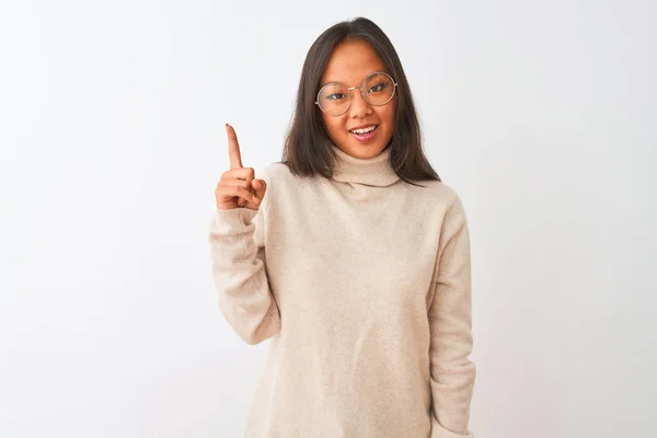 Mulher Chinesa Jovem Vestindo Camisola Gola Alta Óculos Sobre Fundo — Fotografia de Stock