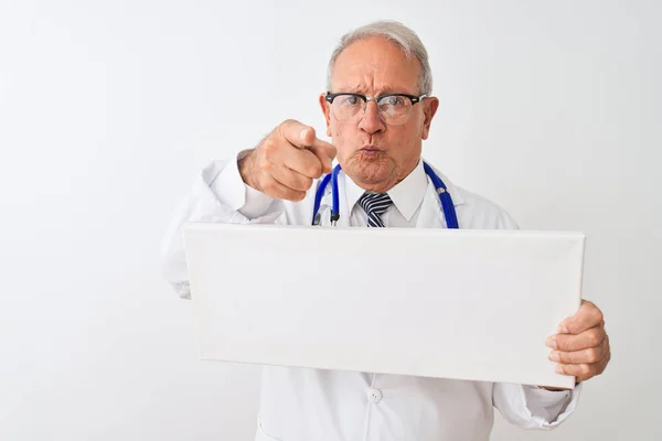 Senior Gråhårig Läkare Man Som Håller Banner Stående Över Isolerade — Stockfoto
