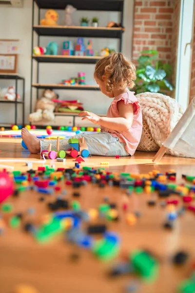 Schöne Blonde Kleinkind Mädchen Spielt Mit Zug Kindergarten — Stockfoto