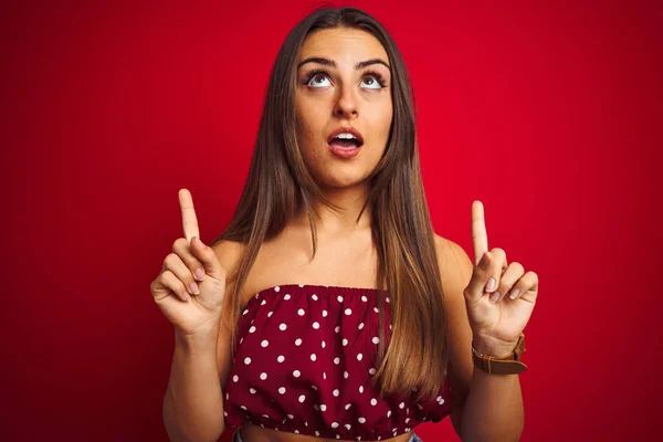 Joven Hermosa Mujer Con Camiseta Casual Pie Sobre Fondo Rojo —  Fotos de Stock