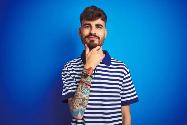 Ung Man Med Tatuering Bär Randig Polo Stående Över Isolerad — Stockfoto