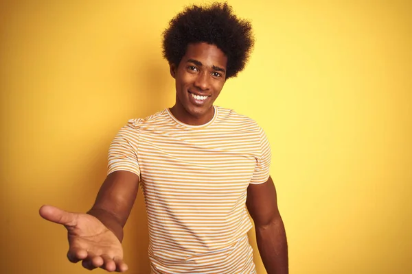 Amerykanin Afro Włosy Paski Shirt Stoi Odizolowanym Żółtym Tle Uśmiechnięty — Zdjęcie stockowe