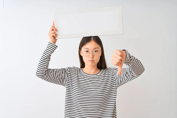 Jonge Chinese Vrouw Draagt Bril Met Spandoek Geïsoleerde Witte Achtergrond — Stockfoto