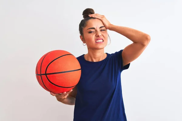 Junge Schöne Sportlerin Mit Basketballball Vor Isoliertem Weißem Hintergrund Gestresst — Stockfoto