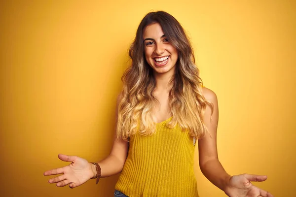 Jonge Mooie Vrouw Draagt Shirt Gele Geïsoleerde Achtergrond Glimlachend Vrolijk — Stockfoto