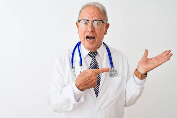 Starszy Siwowłosy Lekarz Noszący Stetoskop Stojący Nad Odizolowanym Białym Tłem — Zdjęcie stockowe