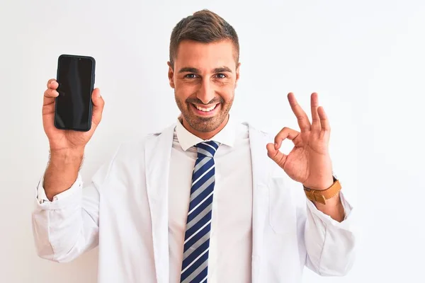 Junger Wissenschaftler Mann Zeigt Smartphone Bildschirm Über Isolierten Hintergrund Tun — Stockfoto