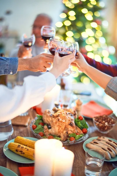 笑顔と自信に満ちた美しい家族会議 ロースト七面鳥を食べ 自宅でクリスマスを祝うワインのカップで乾杯 — ストック写真