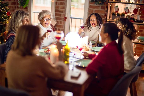 Bellissimo Gruppo Donne Sorridenti Felici Fiduciosi Mangiare Tacchino Arrosto Festeggiare — Foto Stock