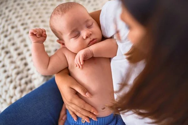 Jonge Mooie Vrouw Haar Baby Bank Deken Thuis Pasgeboren Moeder — Stockfoto