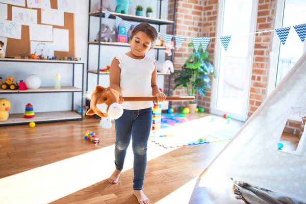 Adorabile Bambino Che Gioca Giro Sacco Giocattoli All Asilo — Foto Stock