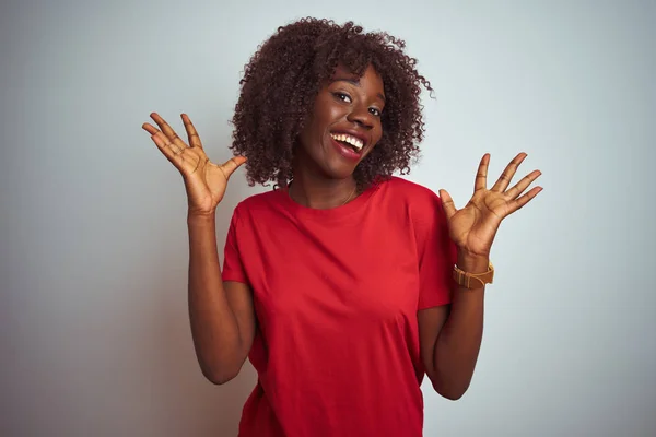 Junge Afrikanische Afro Frau Rotem Shirt Über Isoliertem Weißem Hintergrund — Stockfoto