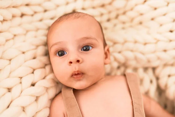 Bebê Adorável Deitado Sobre Cobertor Sofá Casa Recém Nascido Relaxante — Fotografia de Stock