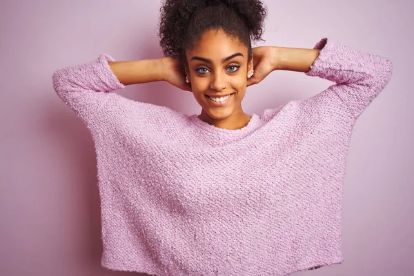 Giovane Donna Afroamericana Indossa Maglione Invernale Piedi Sopra Isolato Sfondo — Foto Stock