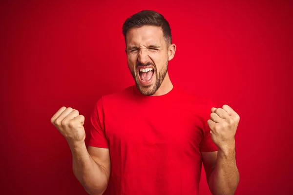 Joven Hombre Guapo Con Camiseta Casual Sobre Fondo Rojo Aislado — Foto de Stock