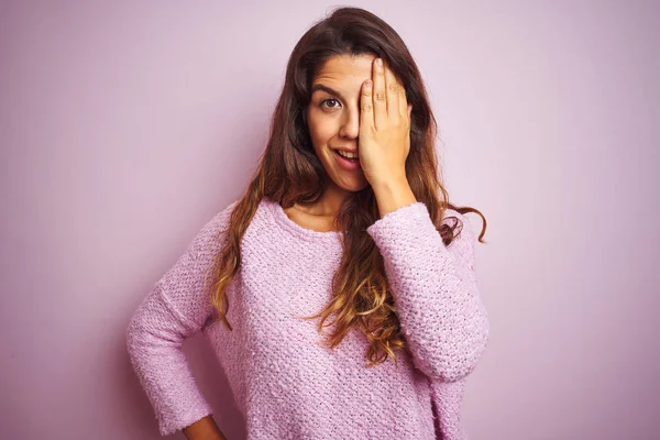 Mujer Hermosa Joven Con Suéter Pie Sobre Fondo Aislado Rosa —  Fotos de Stock
